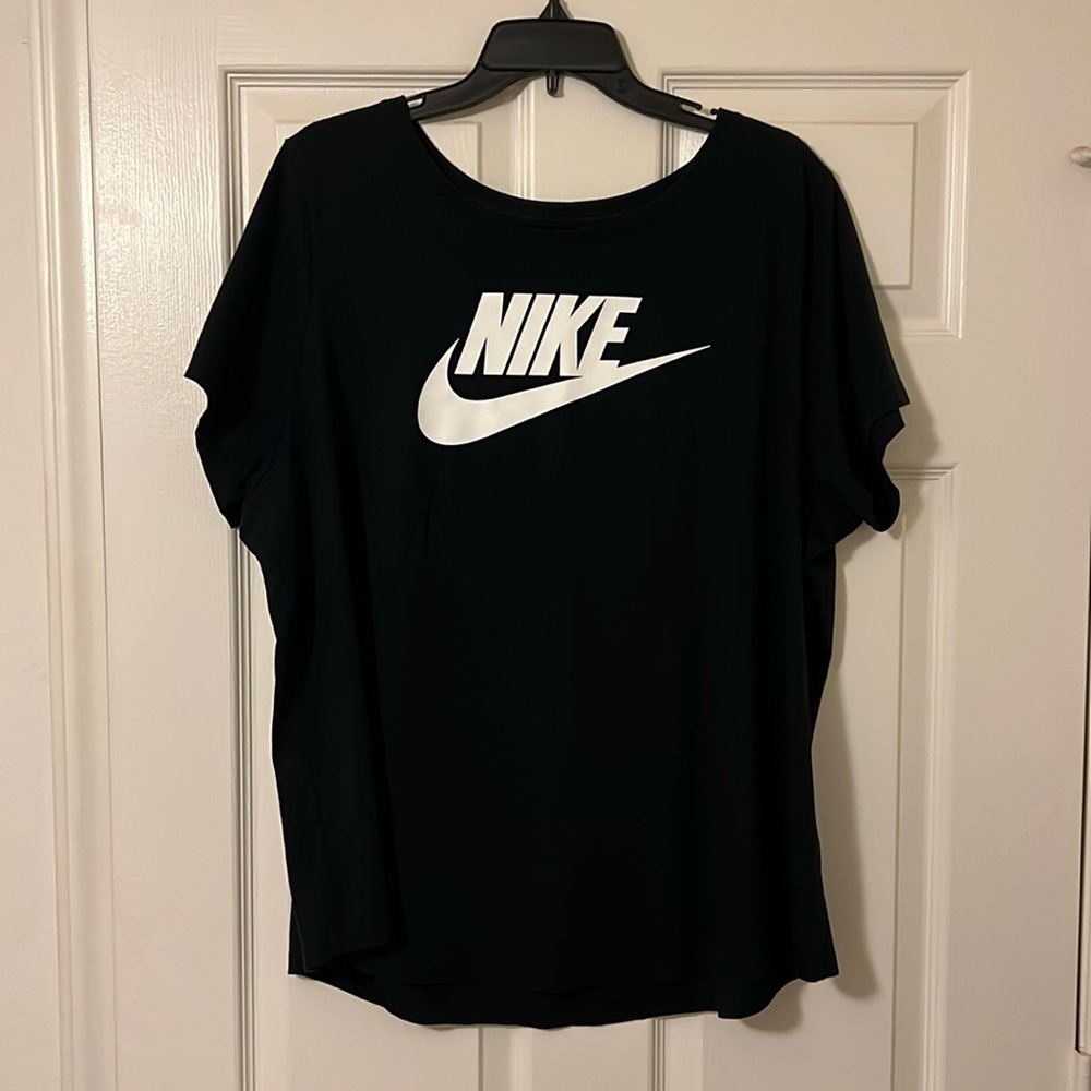 Women’s Nike Tee, size 2X.